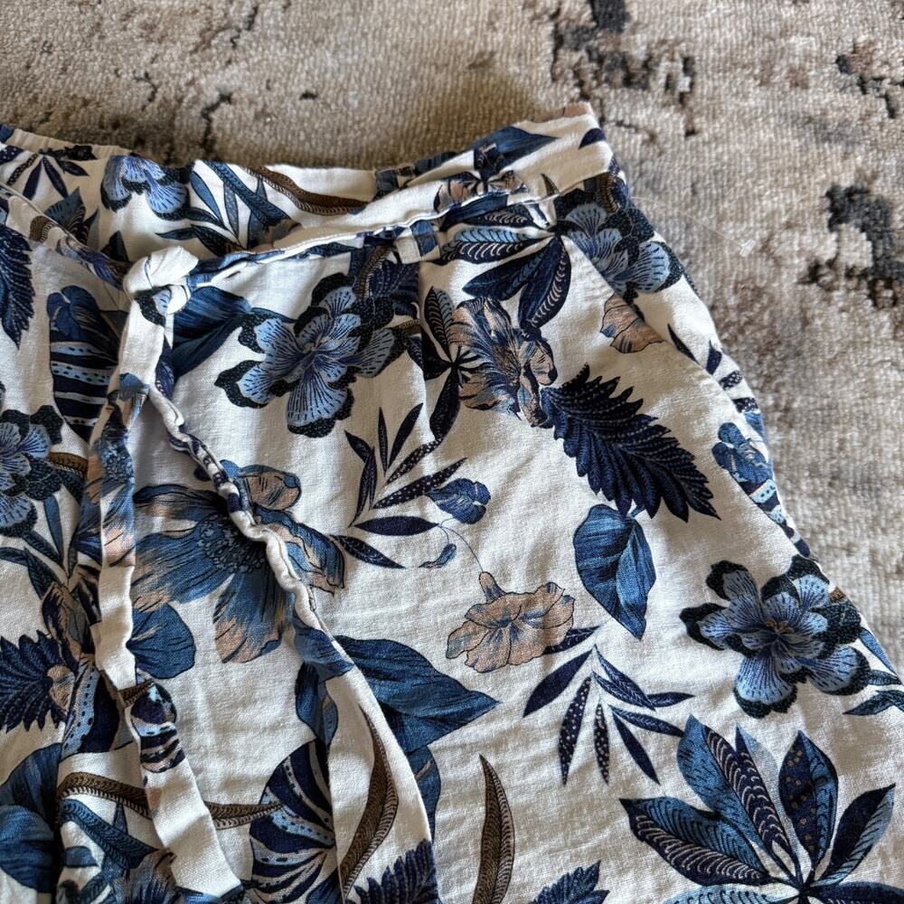 C & C California Blue White Linen Blend Shorts 12 Floral Belt Pockets Resortwear - Picture 3 of 7